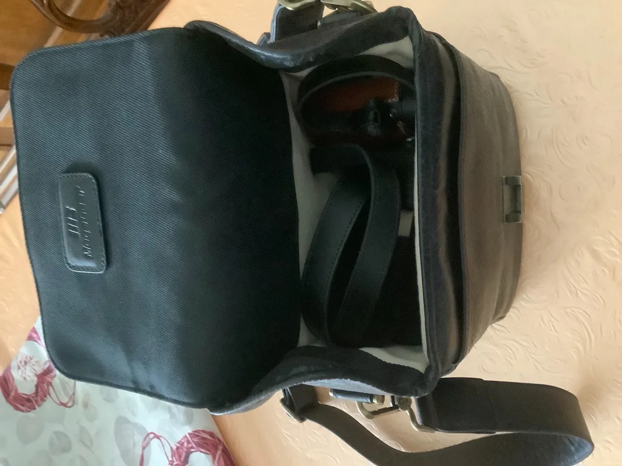 MegaGear Messenger Verticale Borsa Fotocamera Pelle Nera