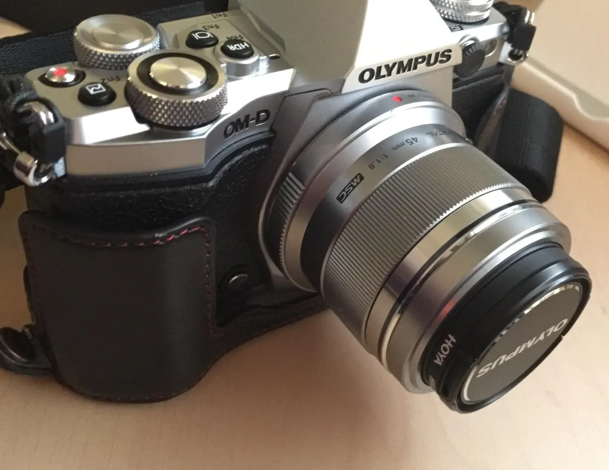MegaGear E-M5 II Mezza Custodia Finta Pelle Marrone Chiaro