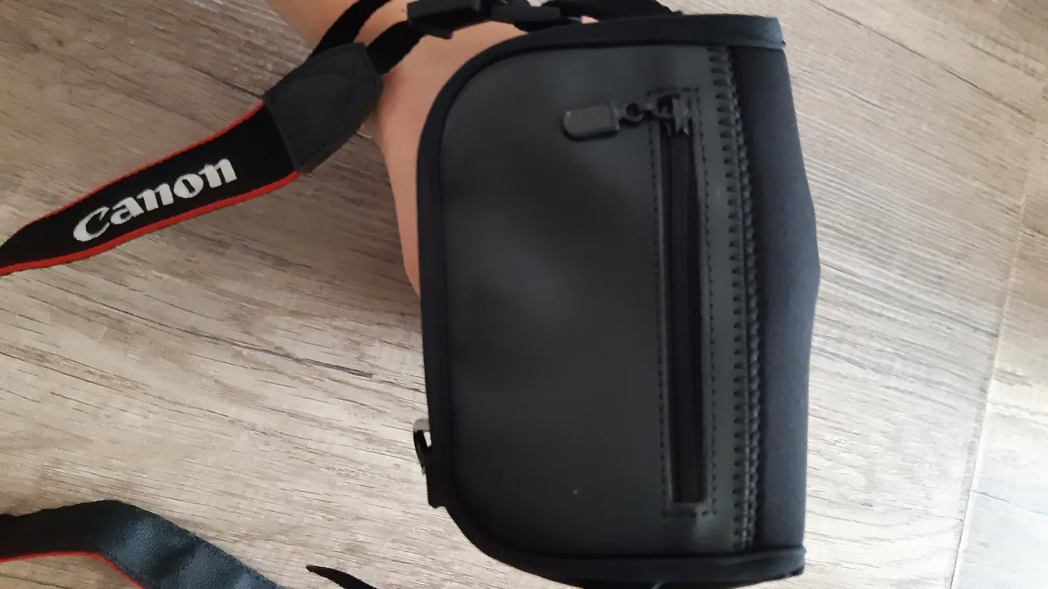 MegaGear MG1194 Custodia Neoprene Nera Canon 200D 800D Gen135