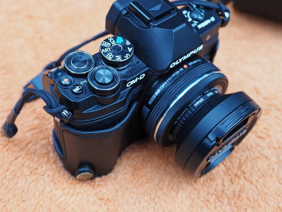 MegaGear Ever Ready Olympus OM-D E-M10 Mark III custodia bianca