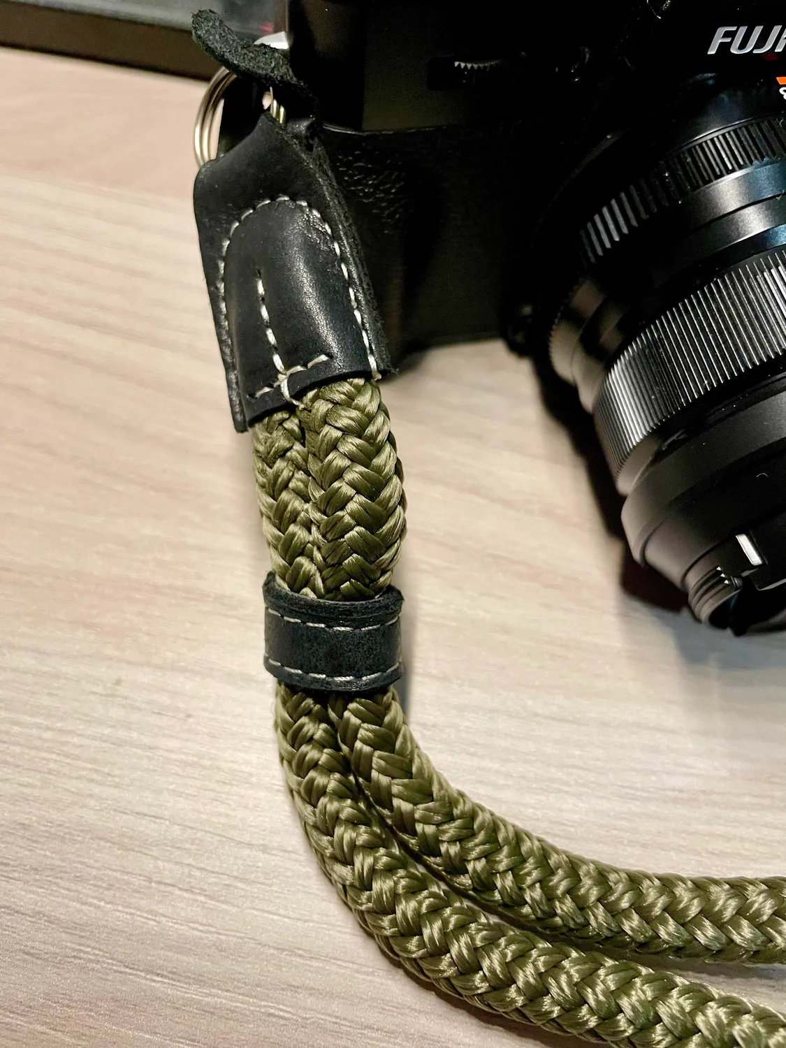 MegaGear Sierra Tracolla Vera Pelle SLR DSLR nero rosso