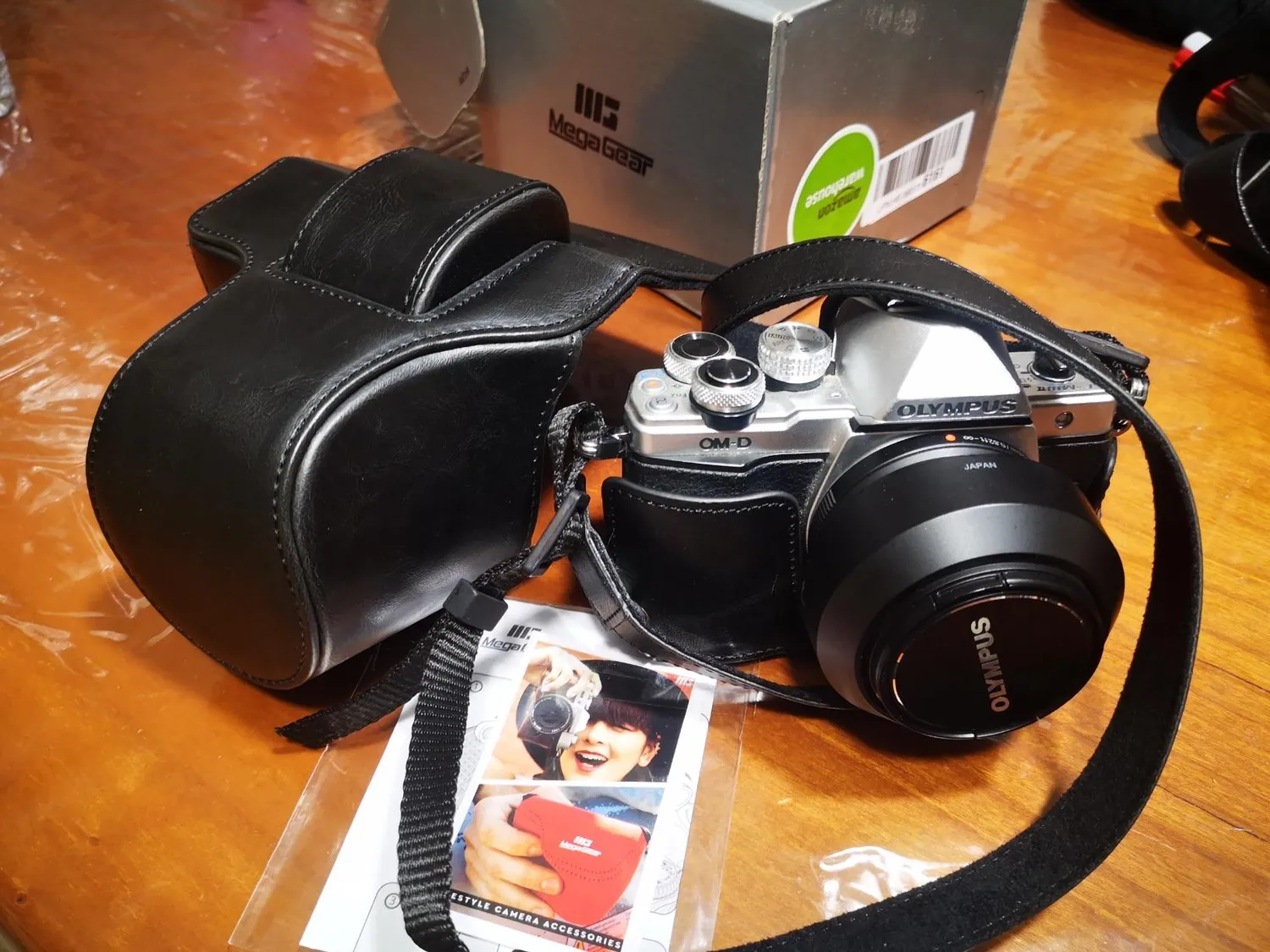 MegaGear MG995 Custodia Pelle Olympus E-M10 Mark II Marrone Chiaro