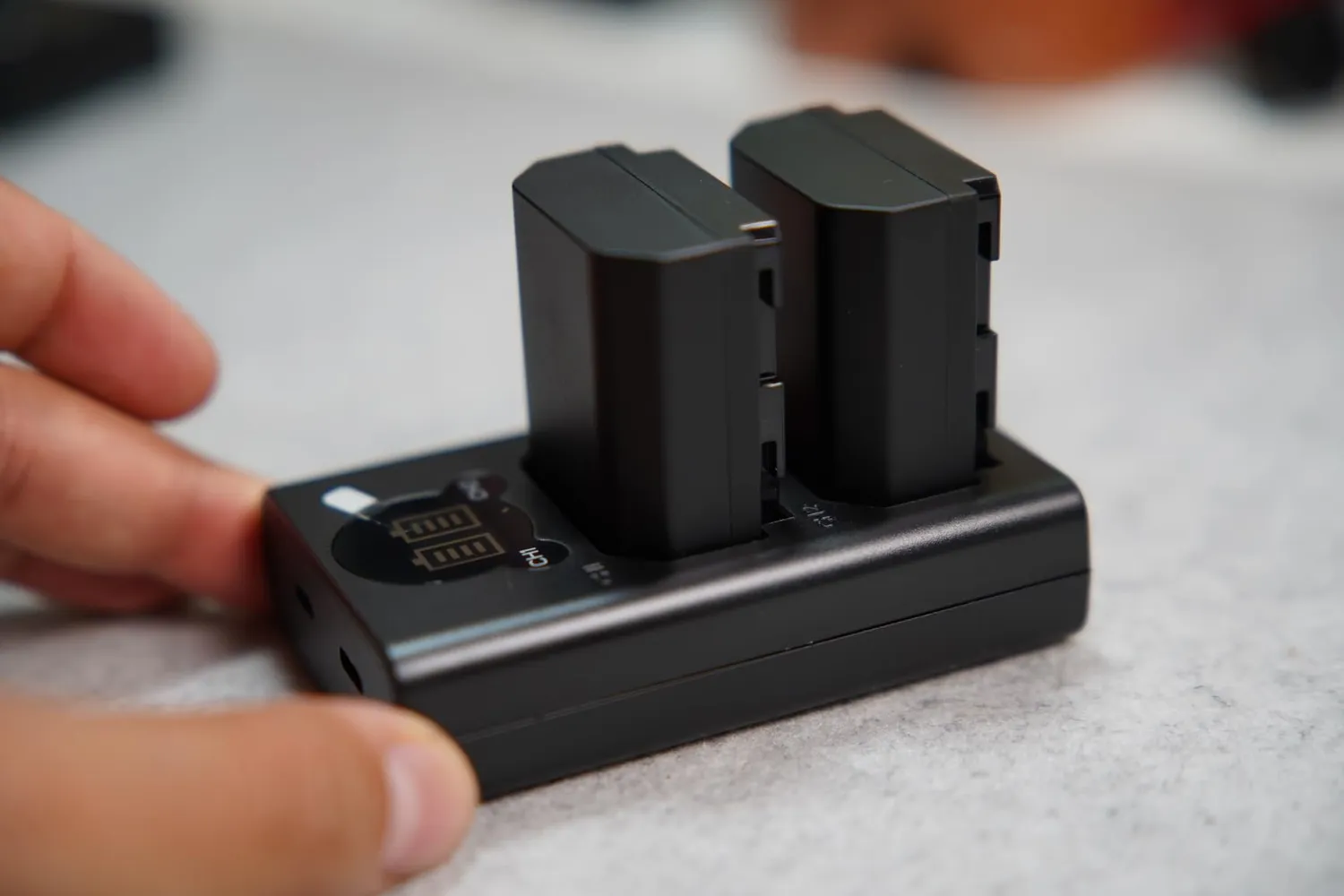 K&F Concept NP-FZ100 Batteria 2600mAh + Caricatore LCD 2 slot