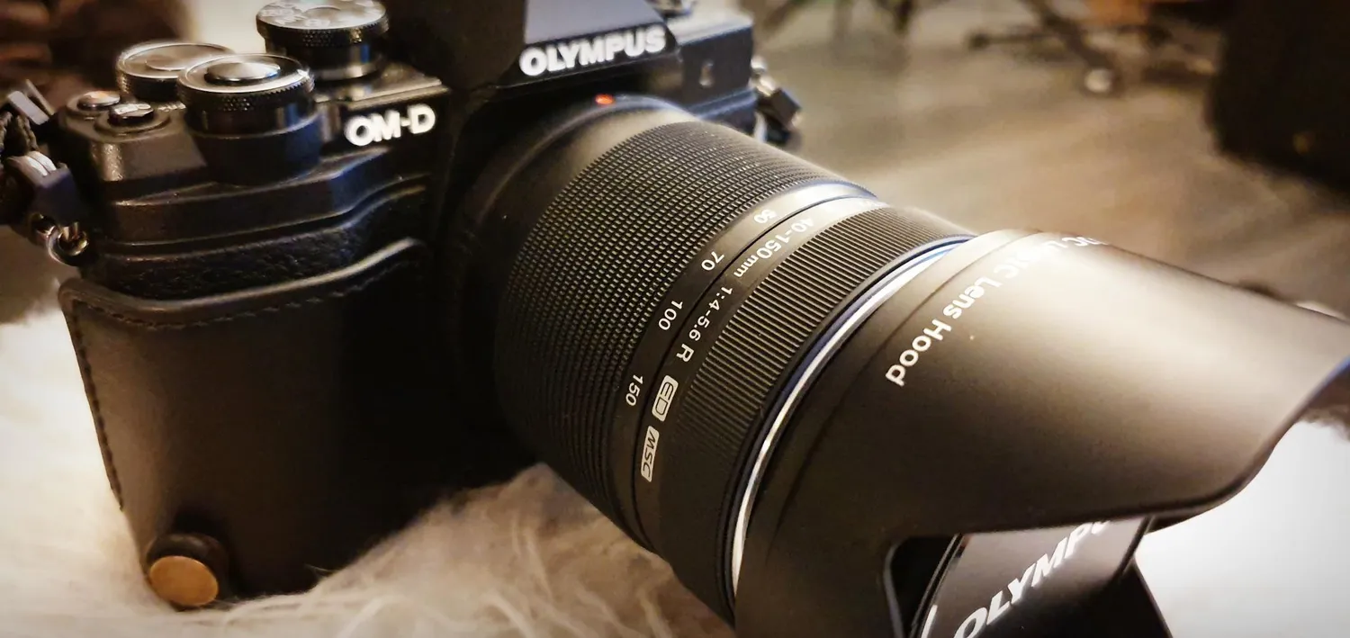 MegaGear Ever Ready mezza custodia pelle OM-D E-M10 Mark III marrone chiaro