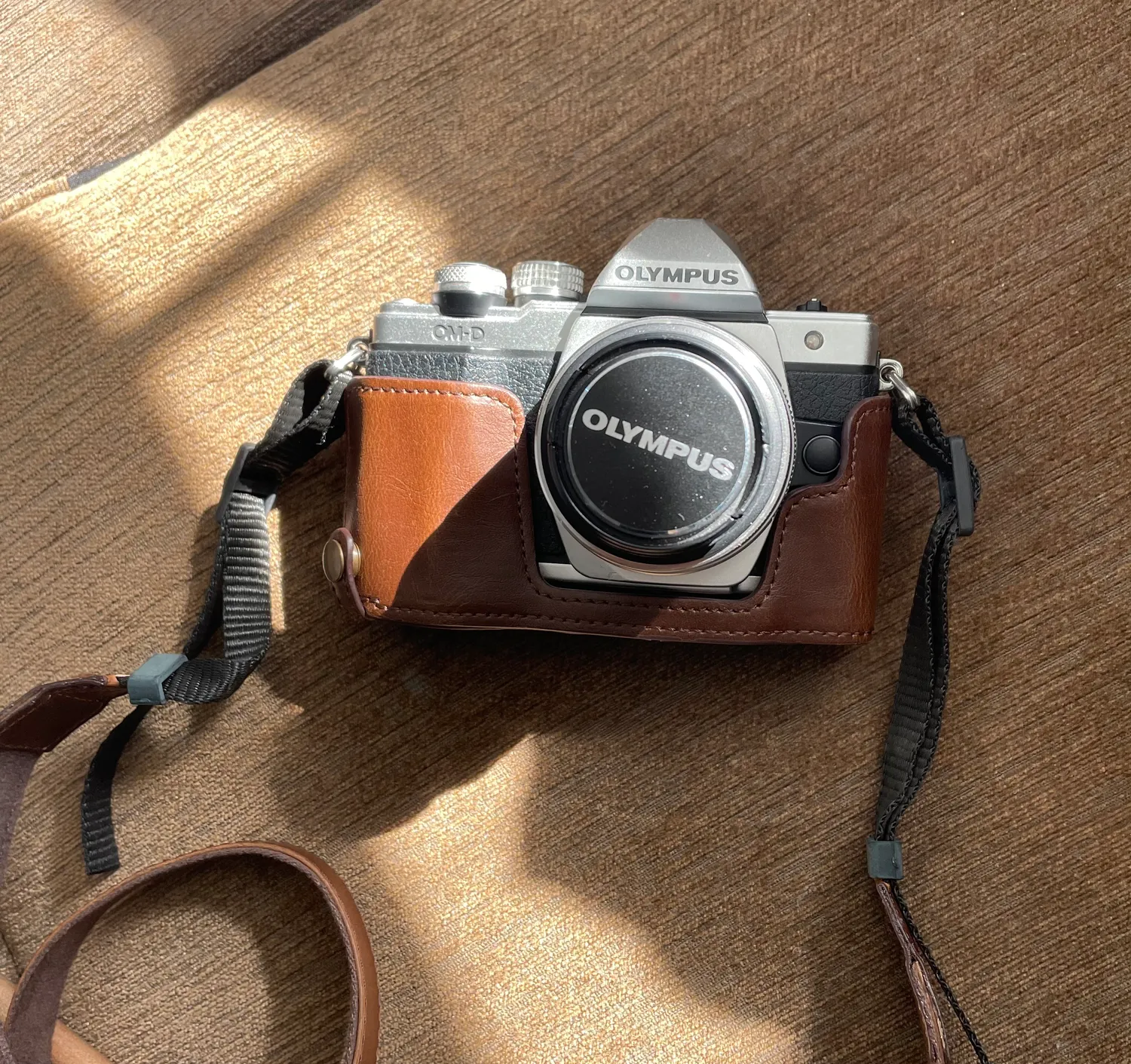 MegaGear MG971 Mezza Custodia Olympus E-M10 Marrone Chiaro