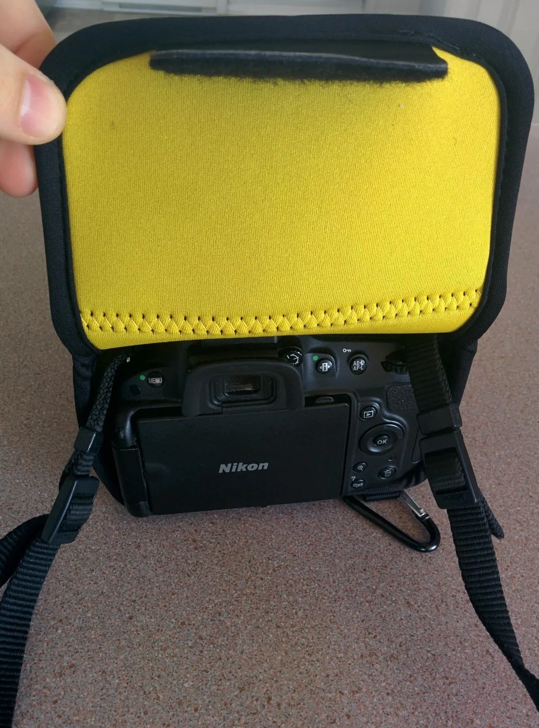 MegaGear custodia neoprene Nikon D3500 18-105mm