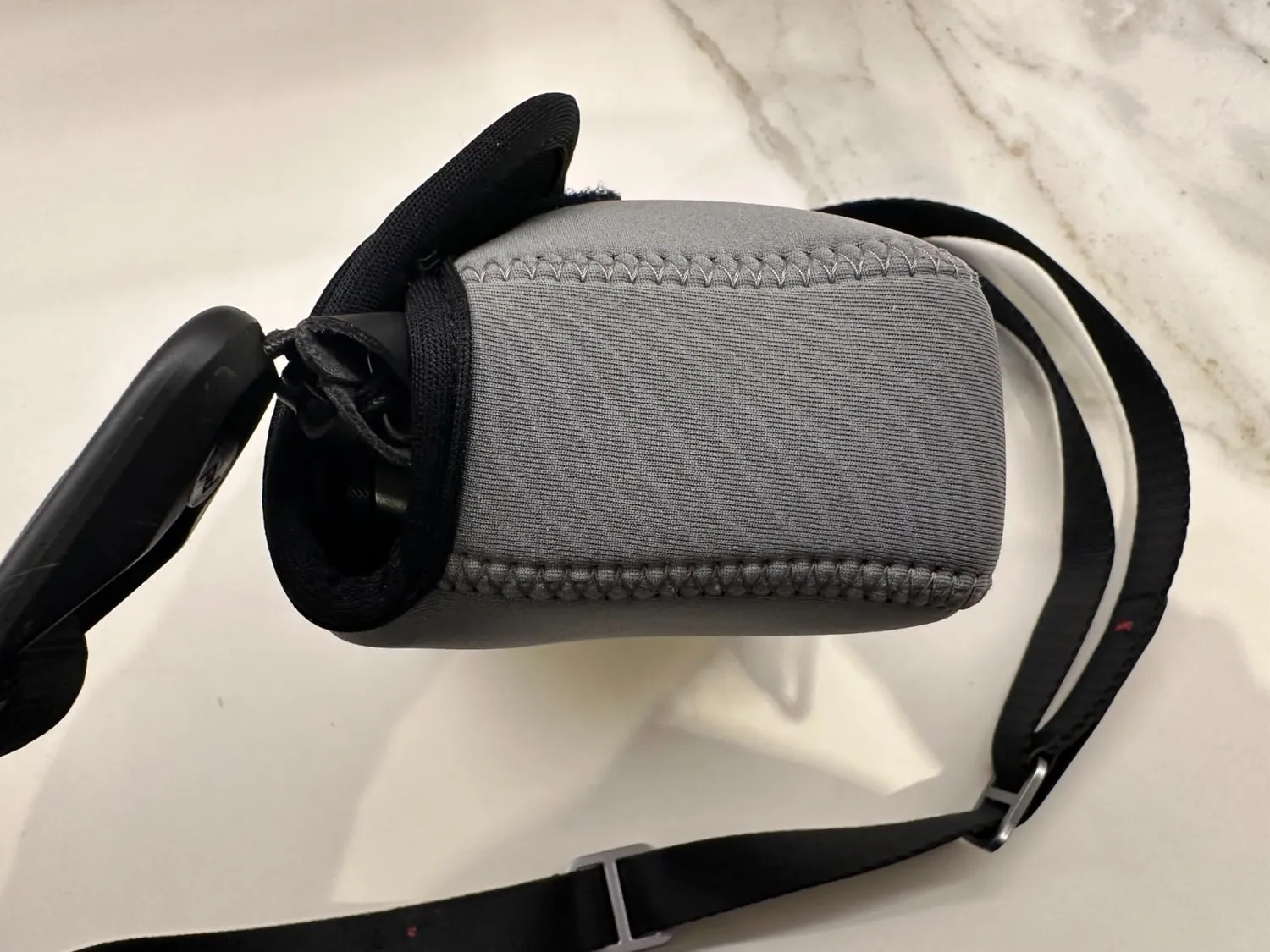 MegaGear X100VI Custodia Neoprene Nero Elastico