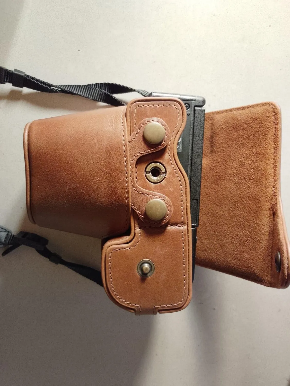 MegaGear MG1952 Sony A7C custodia pelle nera