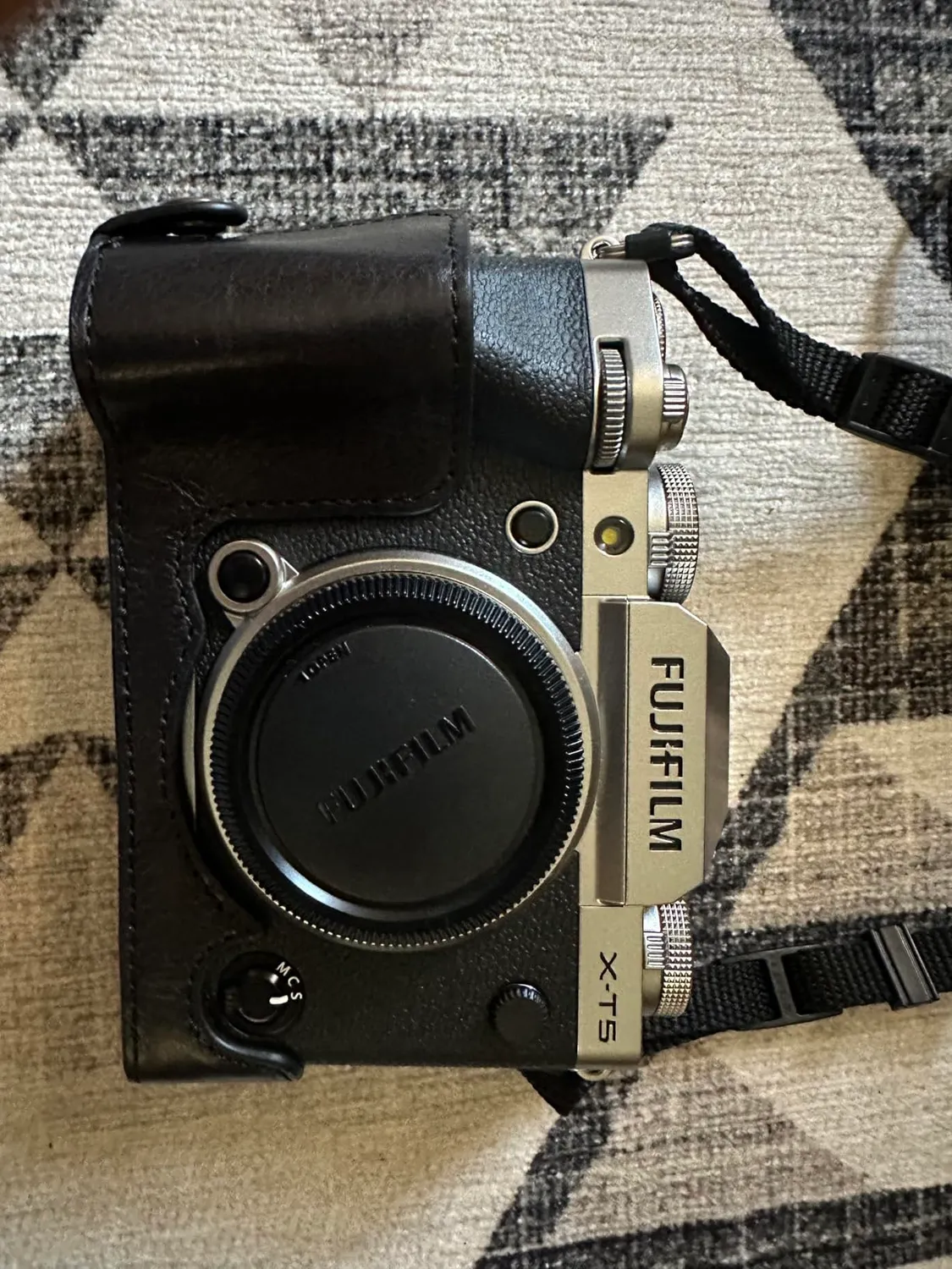 MegaGear custodia fotocamera Fujifilm X-T5 nero vera pelle