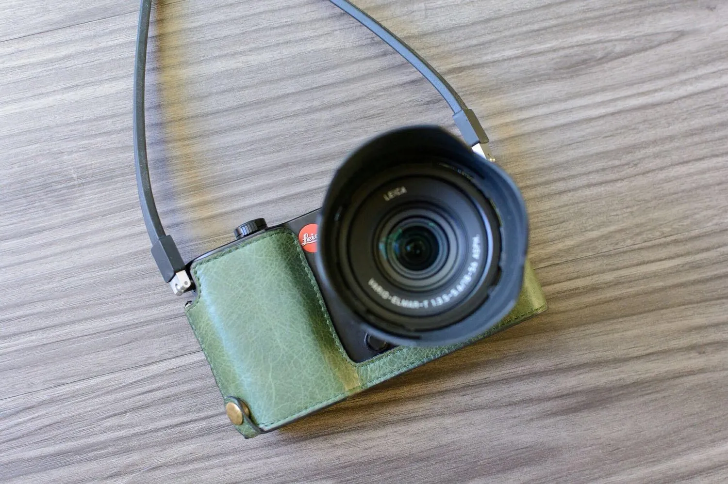 MegaGear Leica TL2-TL mezza custodia pelle marrone scuro