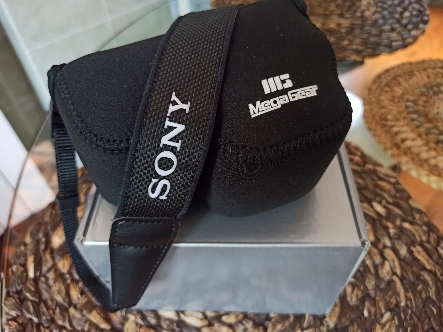 MegaGear MG063 custodia neoprene Sony A6000 nero 16-50mm
