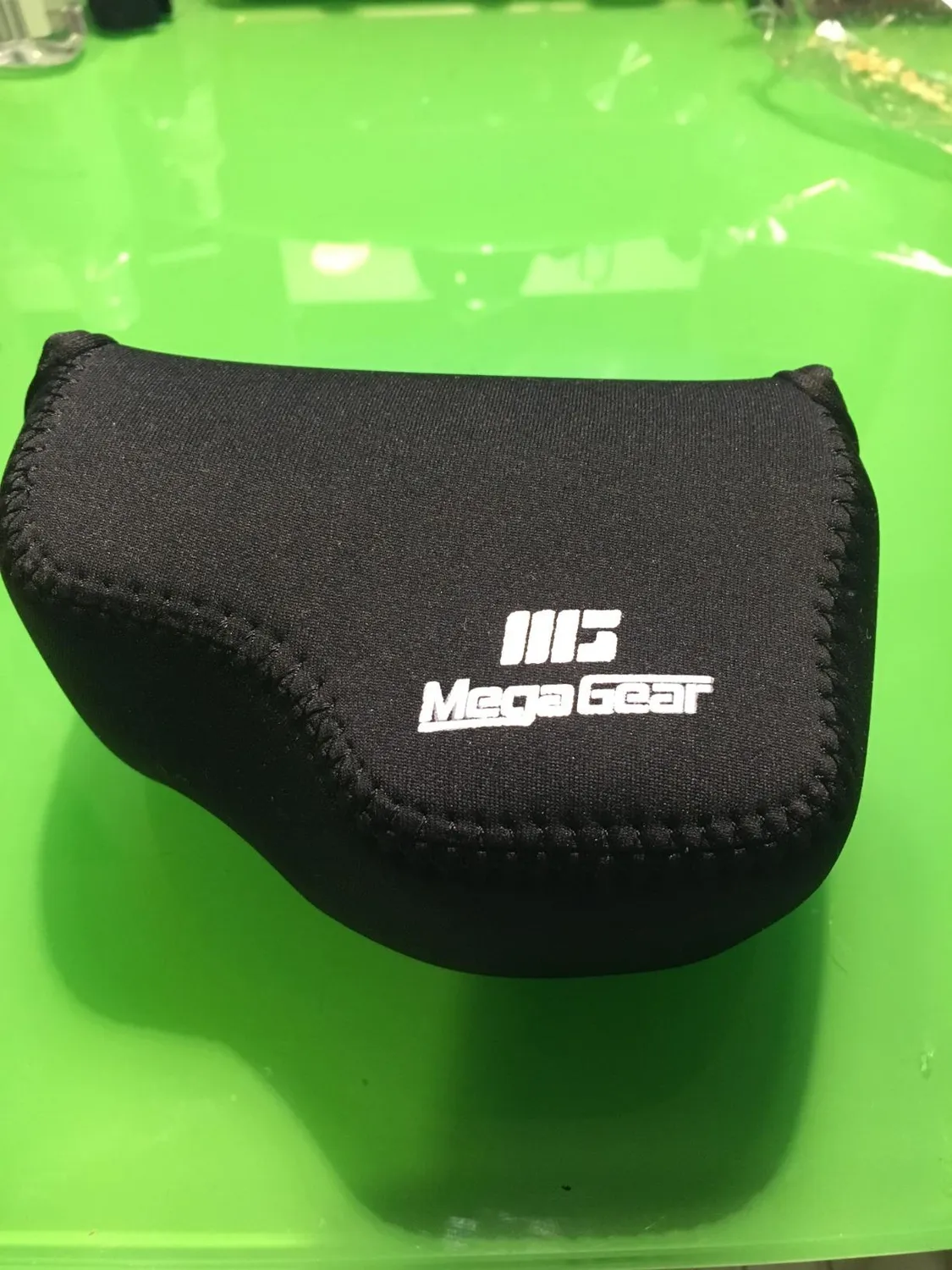MegaGear Ultra Light Custodia Neoprene Sony A5100 Nera