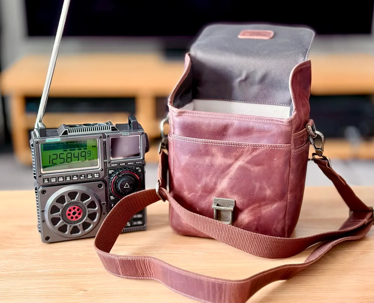 MegaGear Messenger Verticale Borsa Fotocamera Pelle Nera