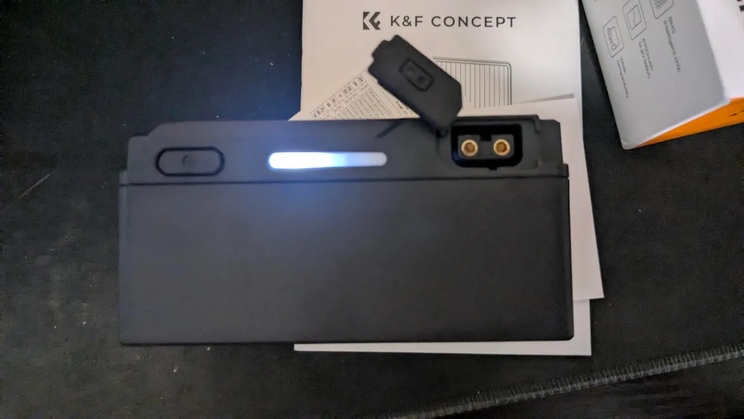 Concept Batteria V-Mount 99Wh 6700mAh PD 100W con D-Tap