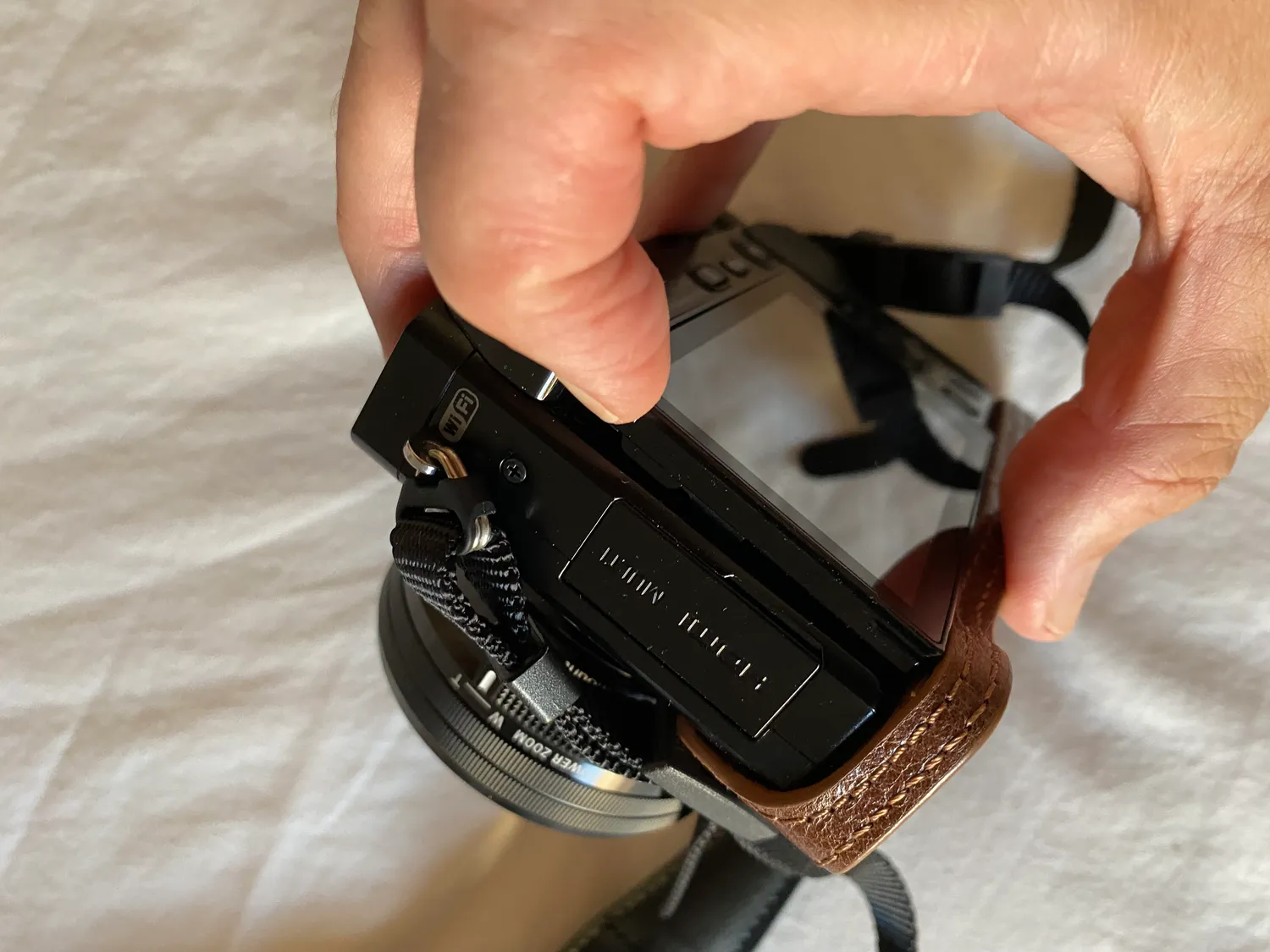 MegaGear Custodia Pelle Sony A6000 A6300 16-50mm Marrone Scuro