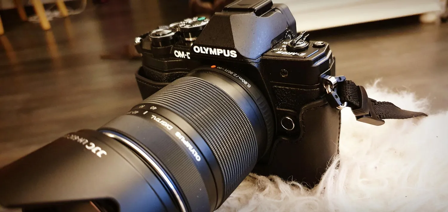 MegaGear Ever Ready mezza custodia pelle OM-D E-M10 Mark III marrone chiaro
