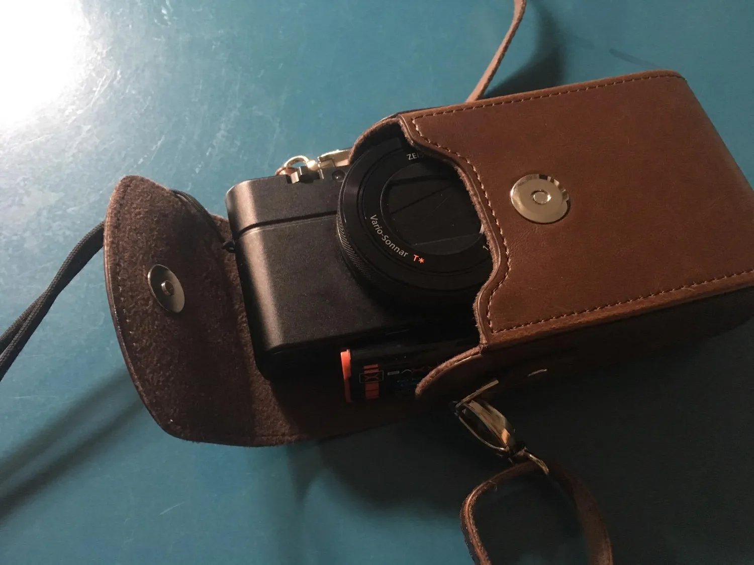 MegaGear MG279 Custodia Fotocamera RX100 S120 Marrone Scuro