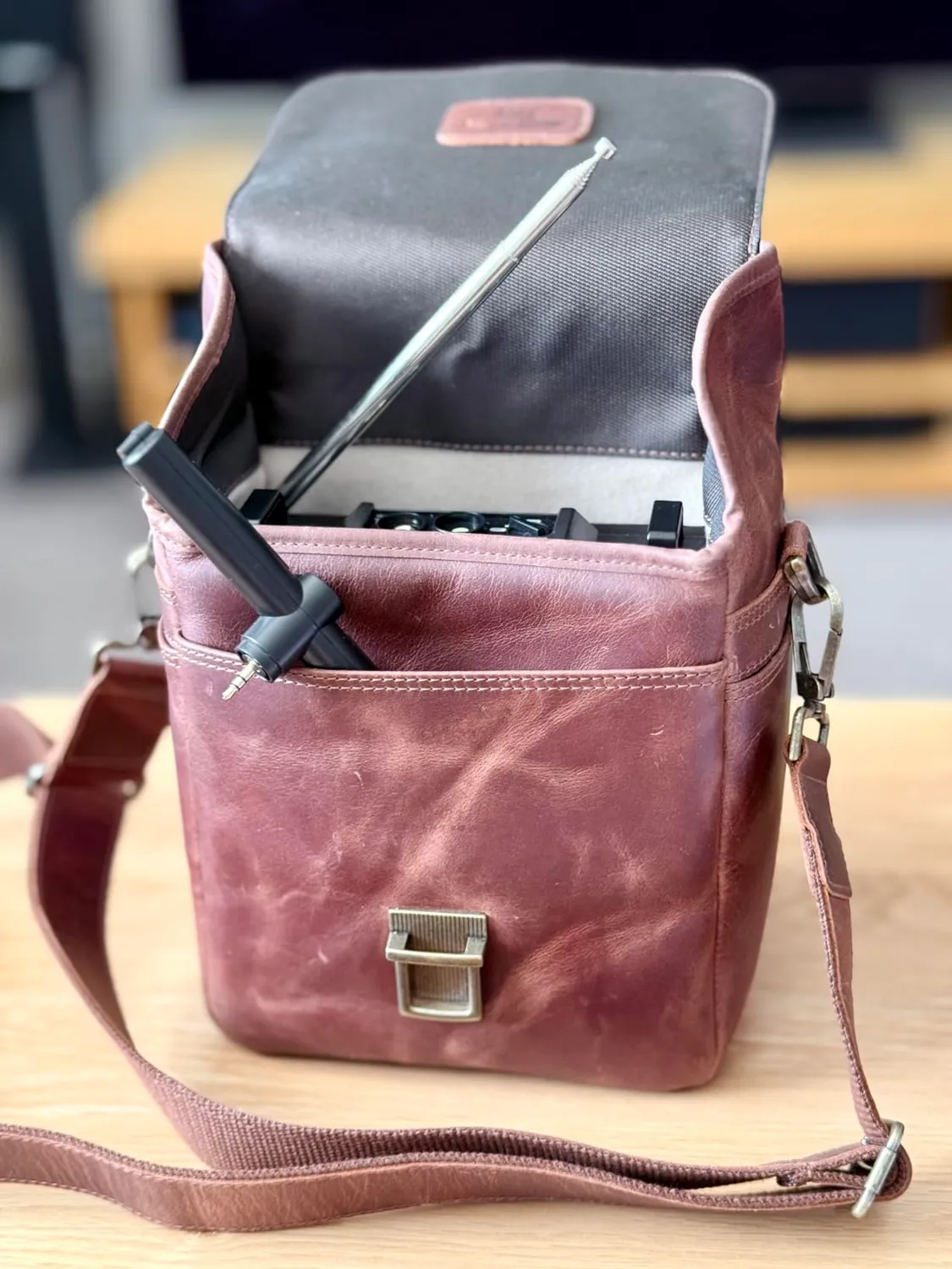 MegaGear Messenger Verticale Borsa Fotocamera Pelle Nera