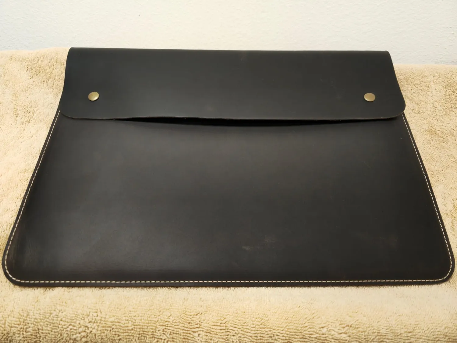 MegaGear Leather custodia laptop 13,3" vera pelle cammello