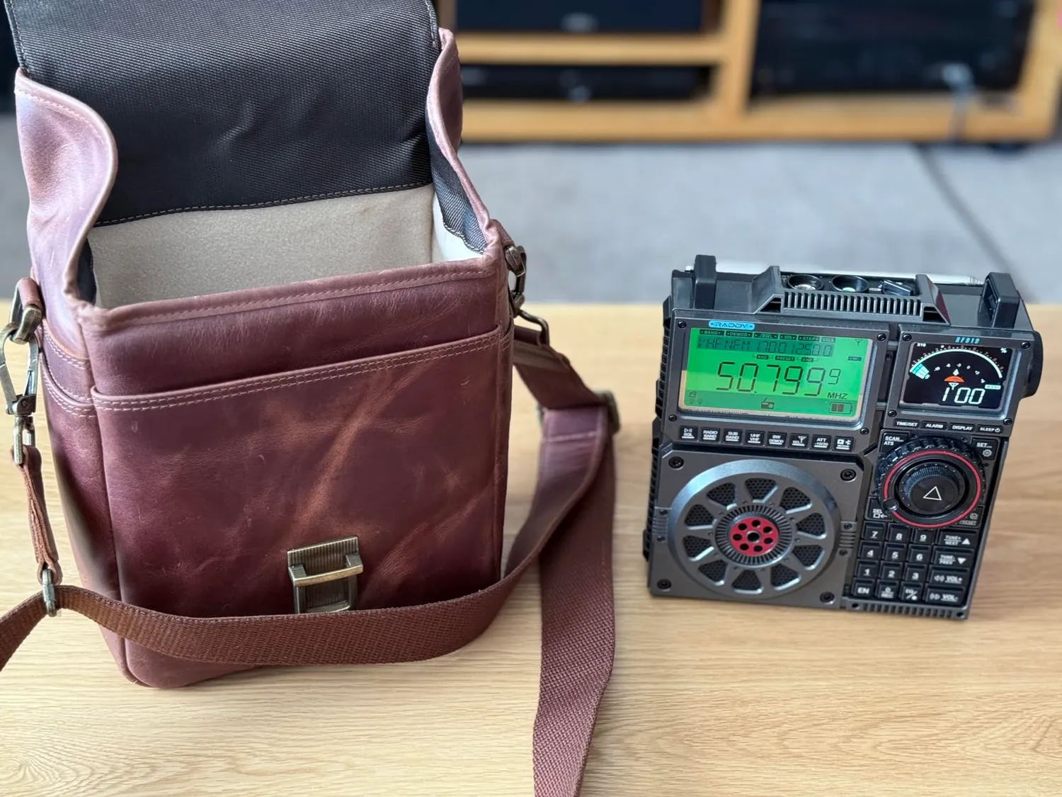 MegaGear Messenger Verticale Borsa Fotocamera Pelle Nera