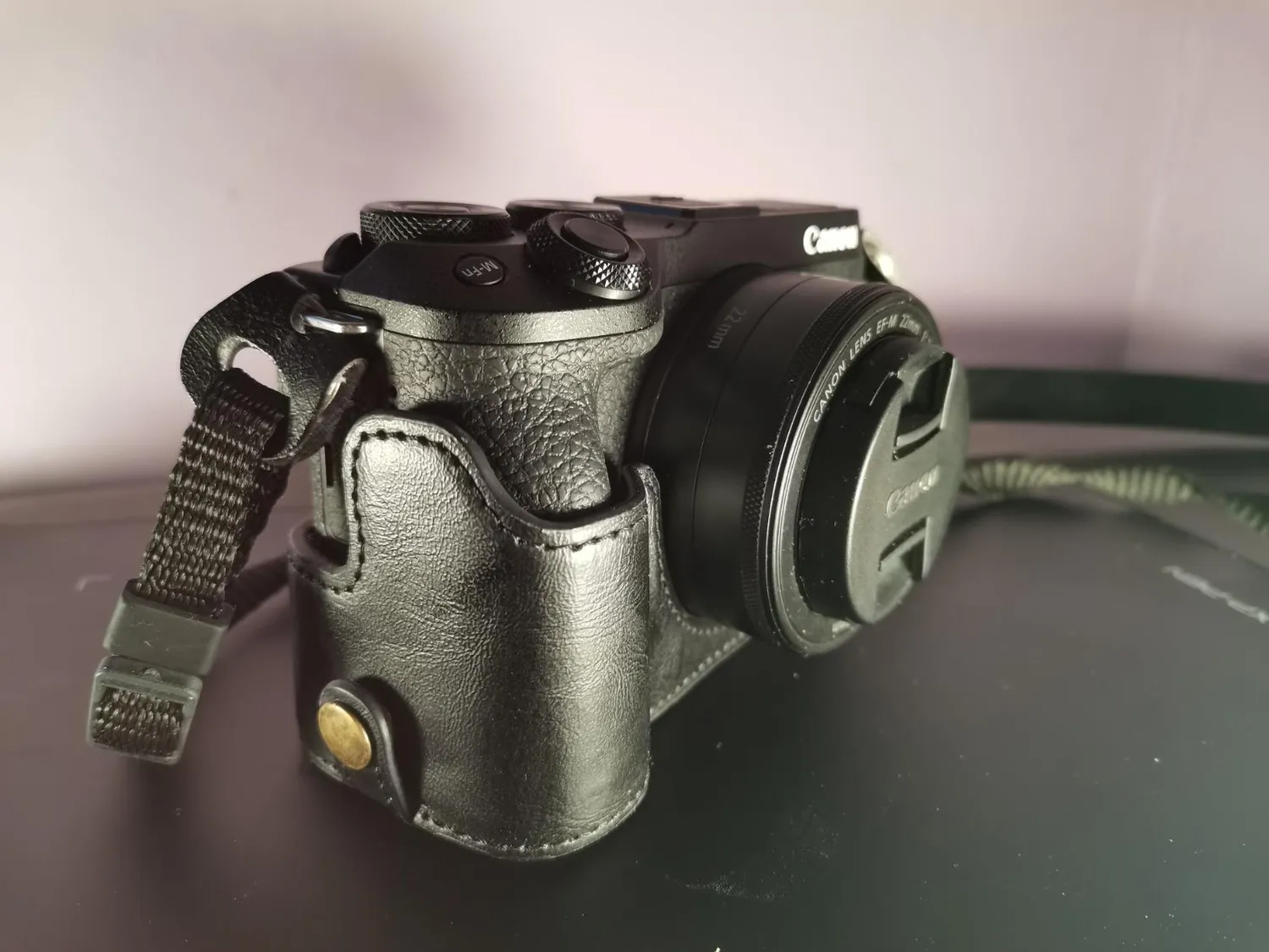 MegaGear Ever Ready MG1749 mezza custodia M6 Mark II marrone scuro