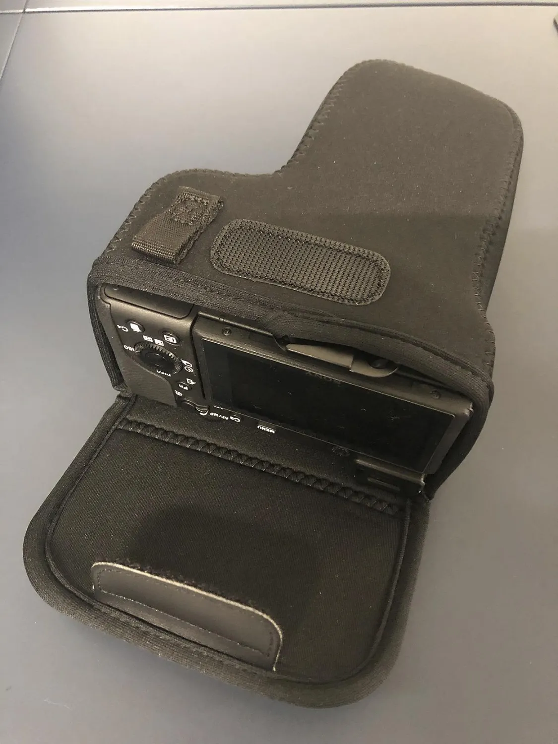 MegaGear MG1500 custodia neoprene Sony A6400 grigia