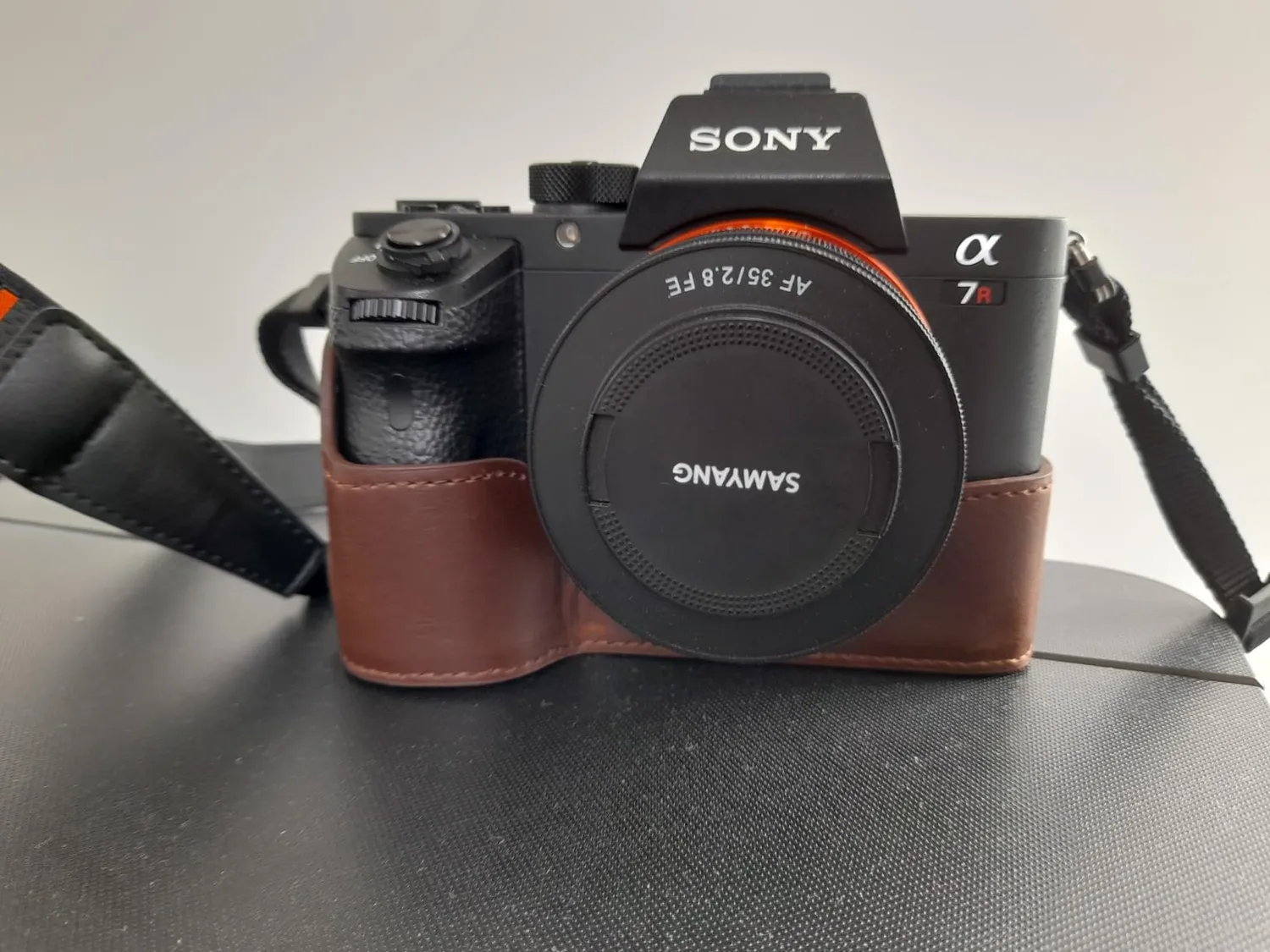 MegaGear Ever Ready Mezza Custodia Sony A7 II A7R II Nero