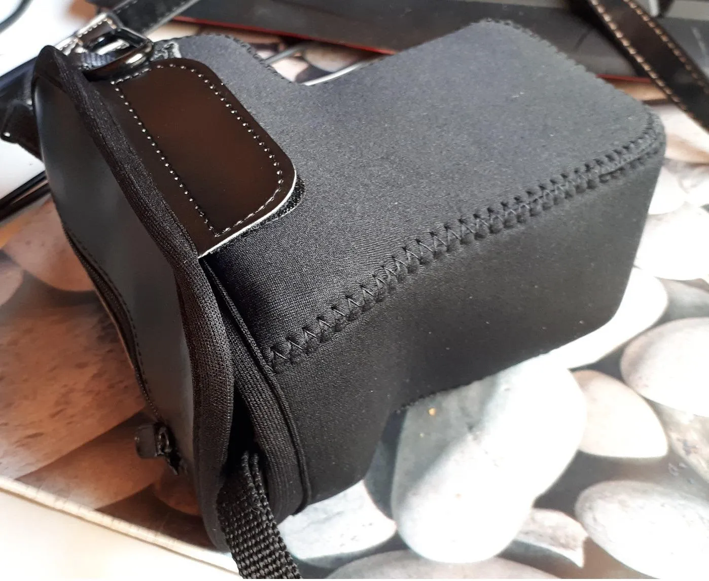 MegaGear Custodia Neoprene Sony A6400 A6500 Nero