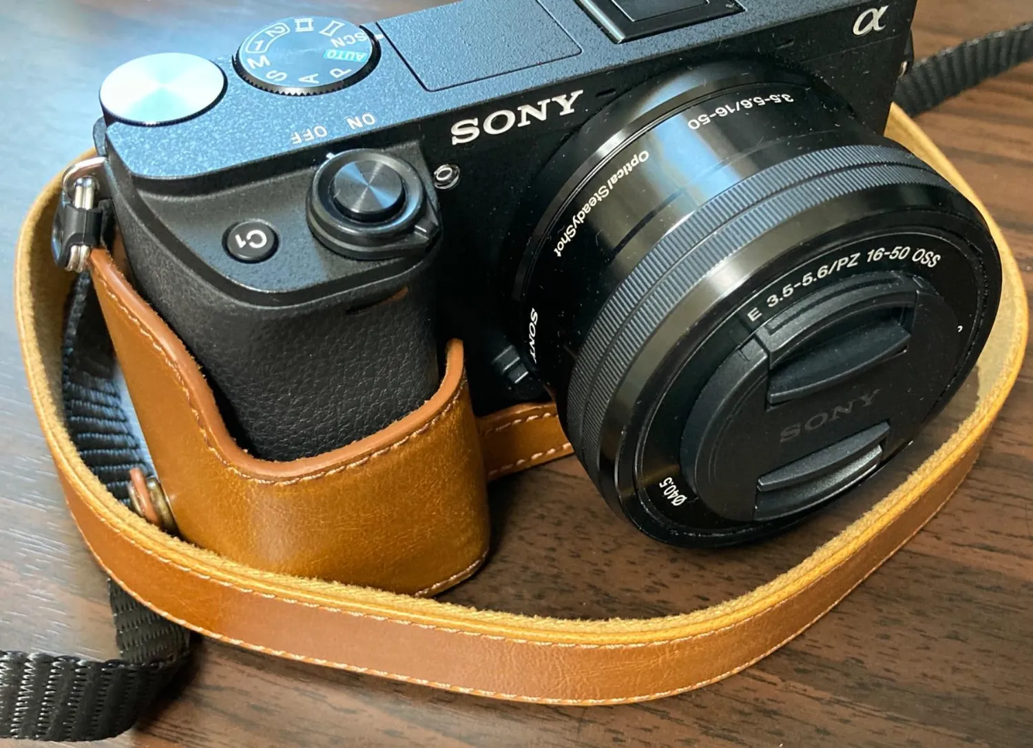 MegaGear MG962 Mezza Custodia Pelle Sony A6000/A6300 Chiaro