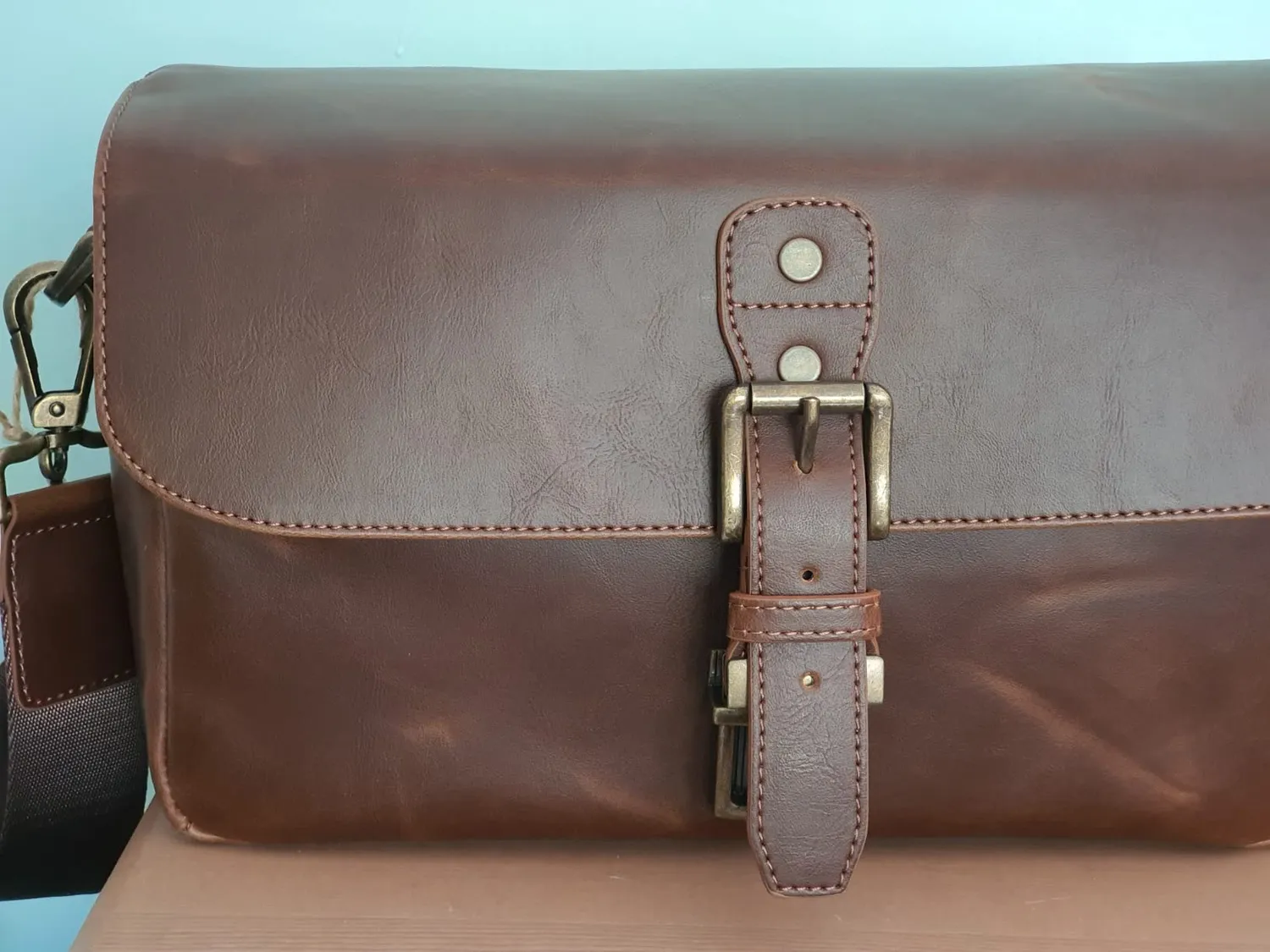MegaGear MG1524 borsa tracolla pelle marrone chiaro mirrorless