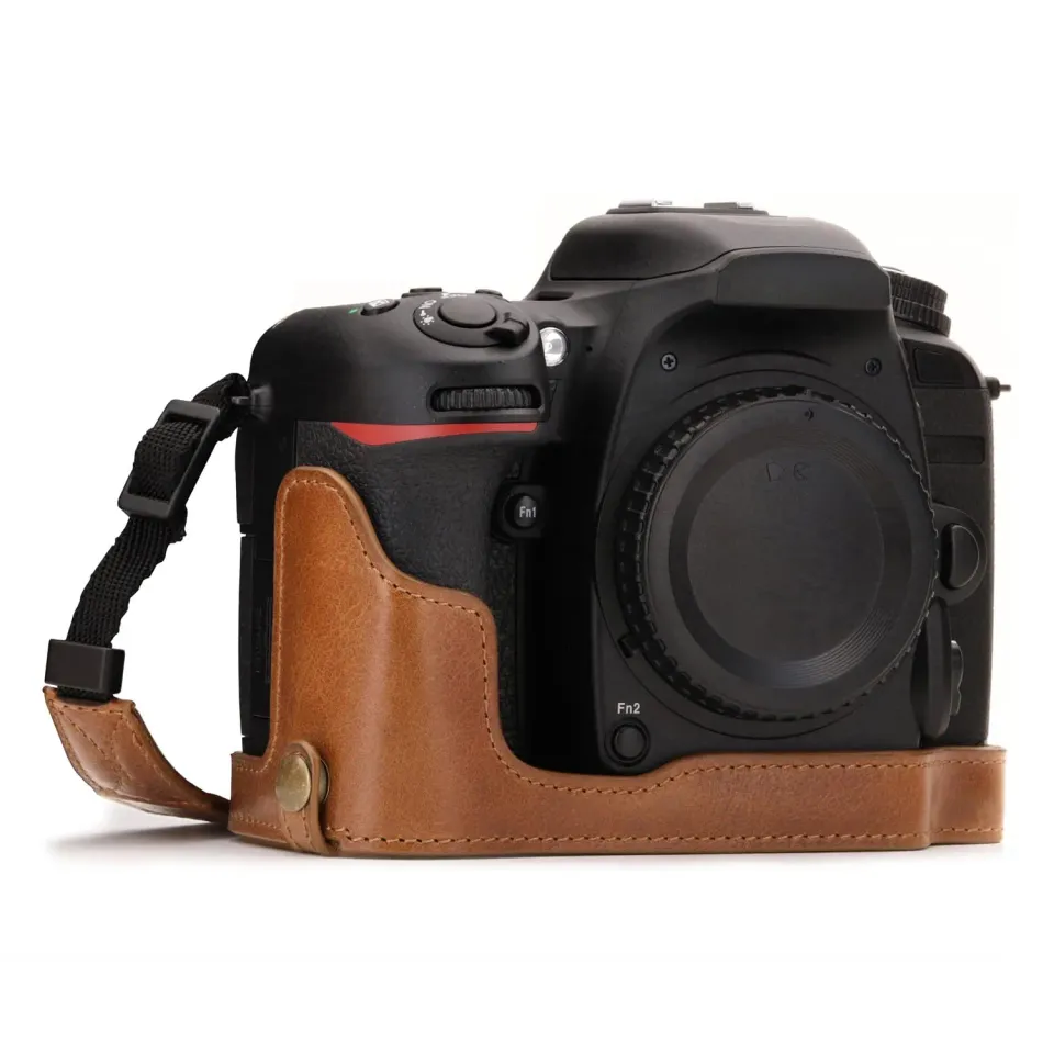 MegaGear Custodia in vera pelle Nikon D7500 half-case aperta