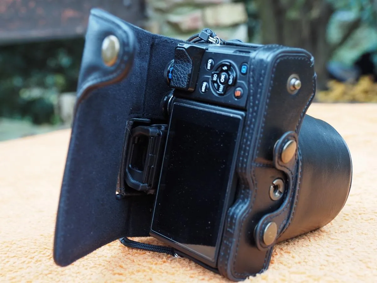 MegaGear Ever Ready Olympus OM-D E-M10 Mark III custodia bianca
