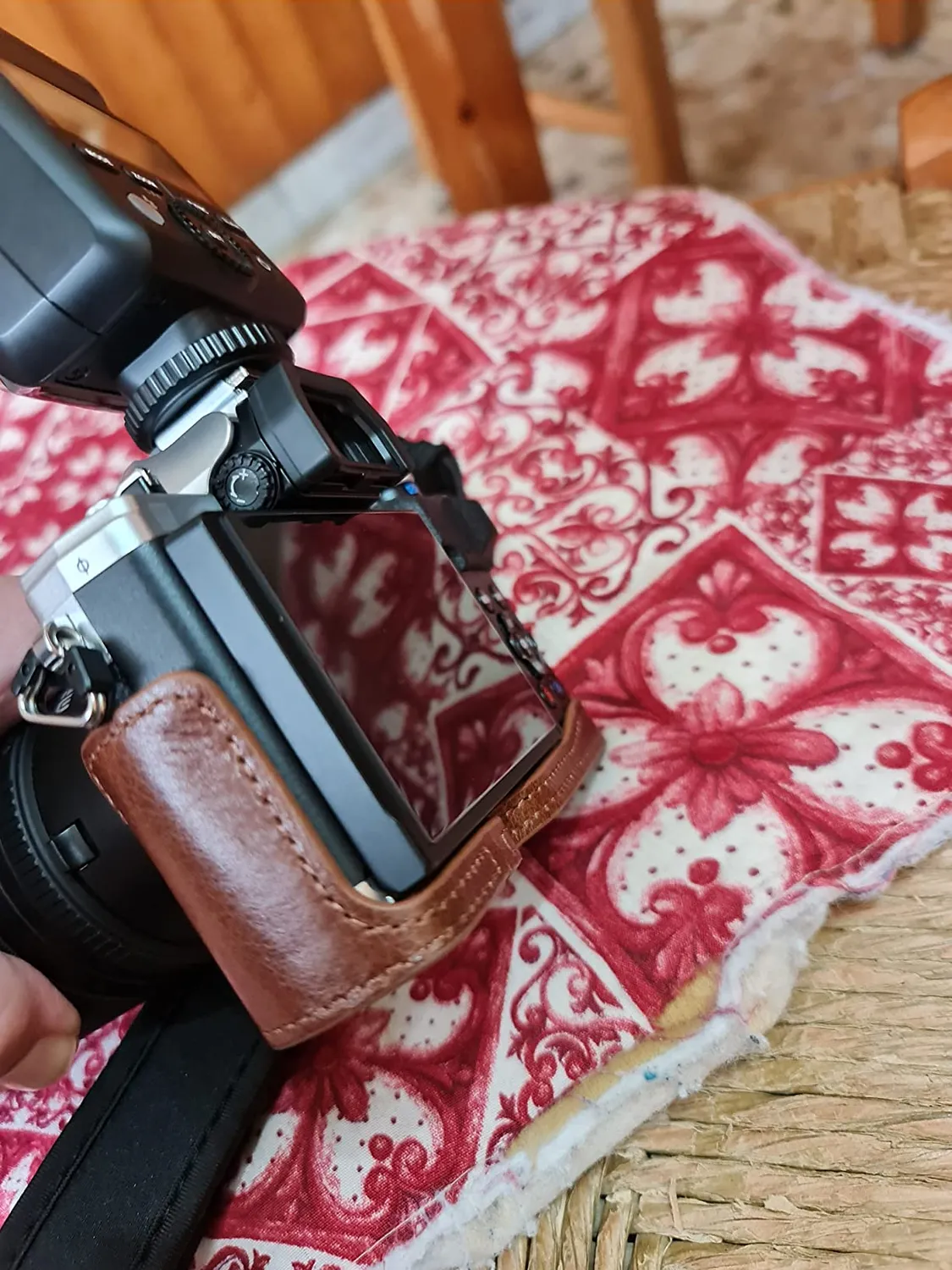MegaGear Ever Ready mezza custodia pelle Olympus E-M10 IV marrone