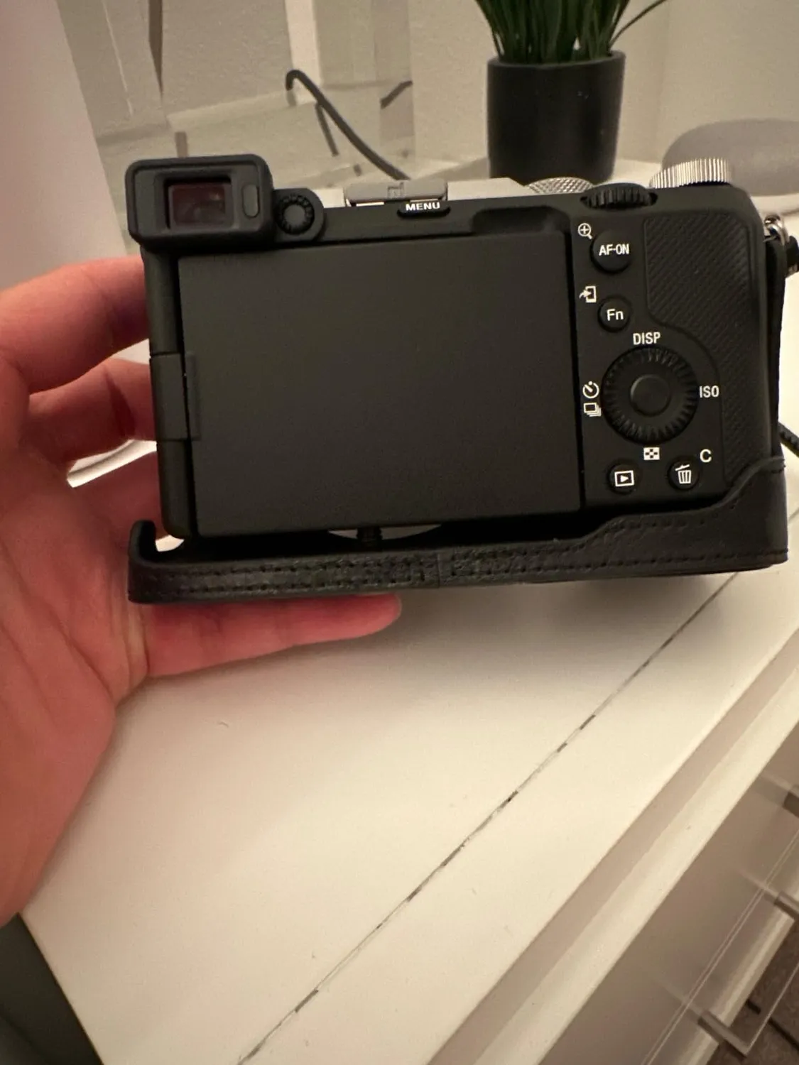 MegaGear custodia Sony Alpha 7C vera pelle marrone half-case