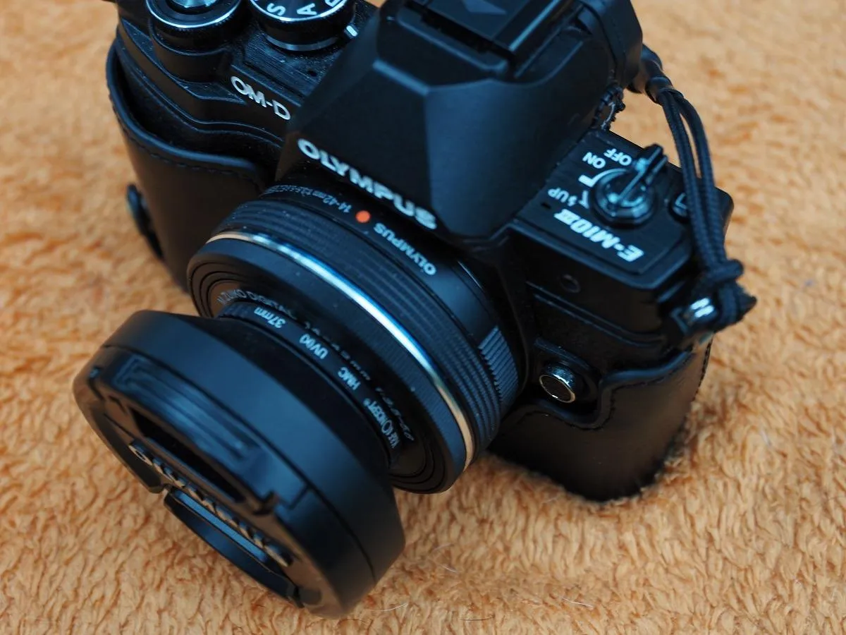 MegaGear Ever Ready Olympus OM-D E-M10 Mark III custodia bianca