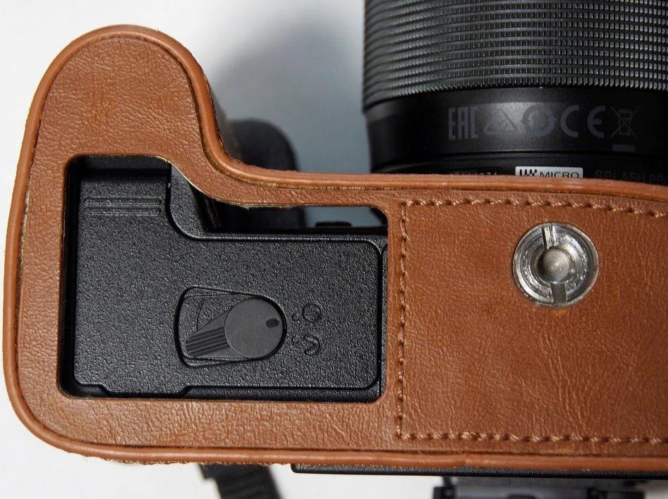 MegaGear Ever Ready Mezza Custodia Pelle Olympus E-M1 Mark III/II
