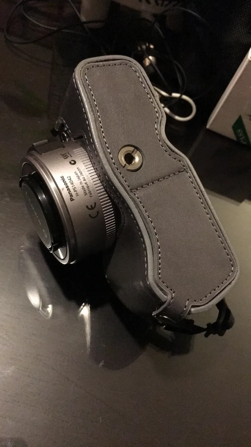MegaGear Ever Ready mezza custodia pelle OM-D E-M10 Mark III marrone chiaro