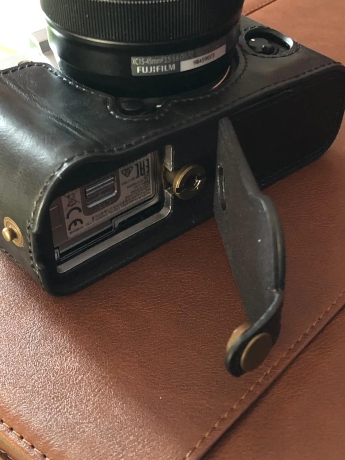 MegaGear MG958 Mezza Custodia Pelle Fujifilm X-T30 marrone scuro