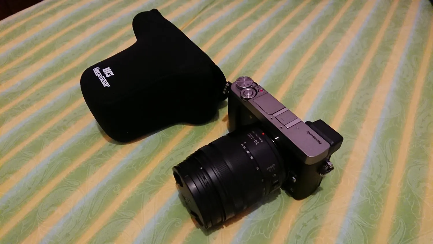 MegaGear Custodia Neoprene Panasonic GX80 14-140mm Nera