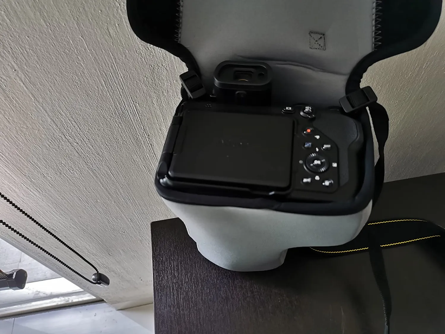 MegaGear MG1532 custodia neoprene Nikon P1000 marrone scuro