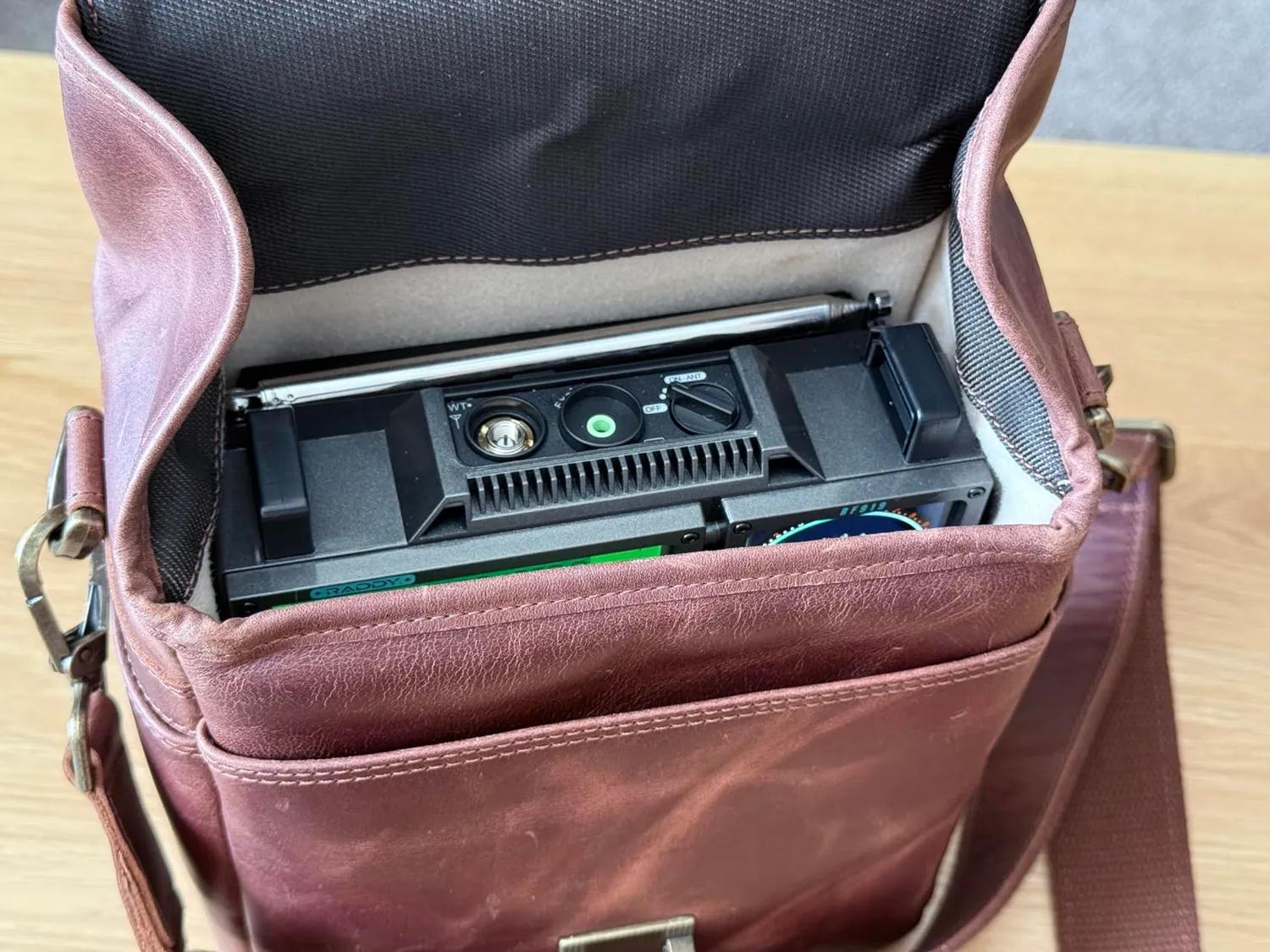 MegaGear Messenger Verticale Borsa Fotocamera Pelle Nera