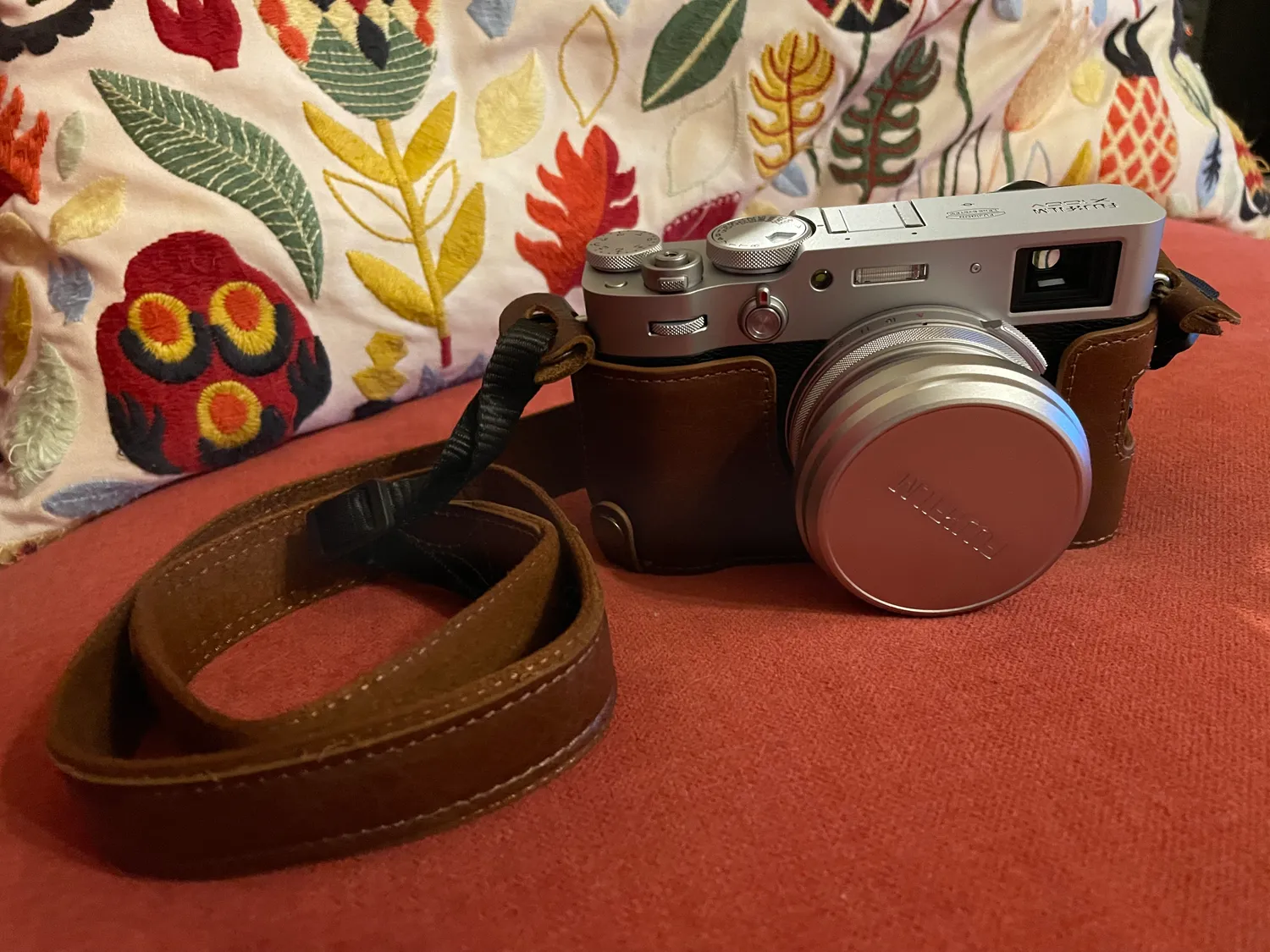MegaGear custodia vera pelle Fujifilm X100V nero