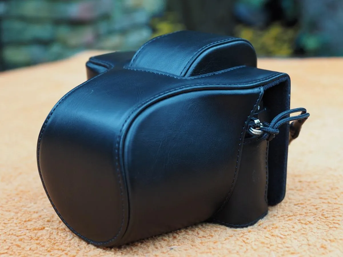 MegaGear Ever Ready Olympus OM-D E-M10 Mark III custodia bianca