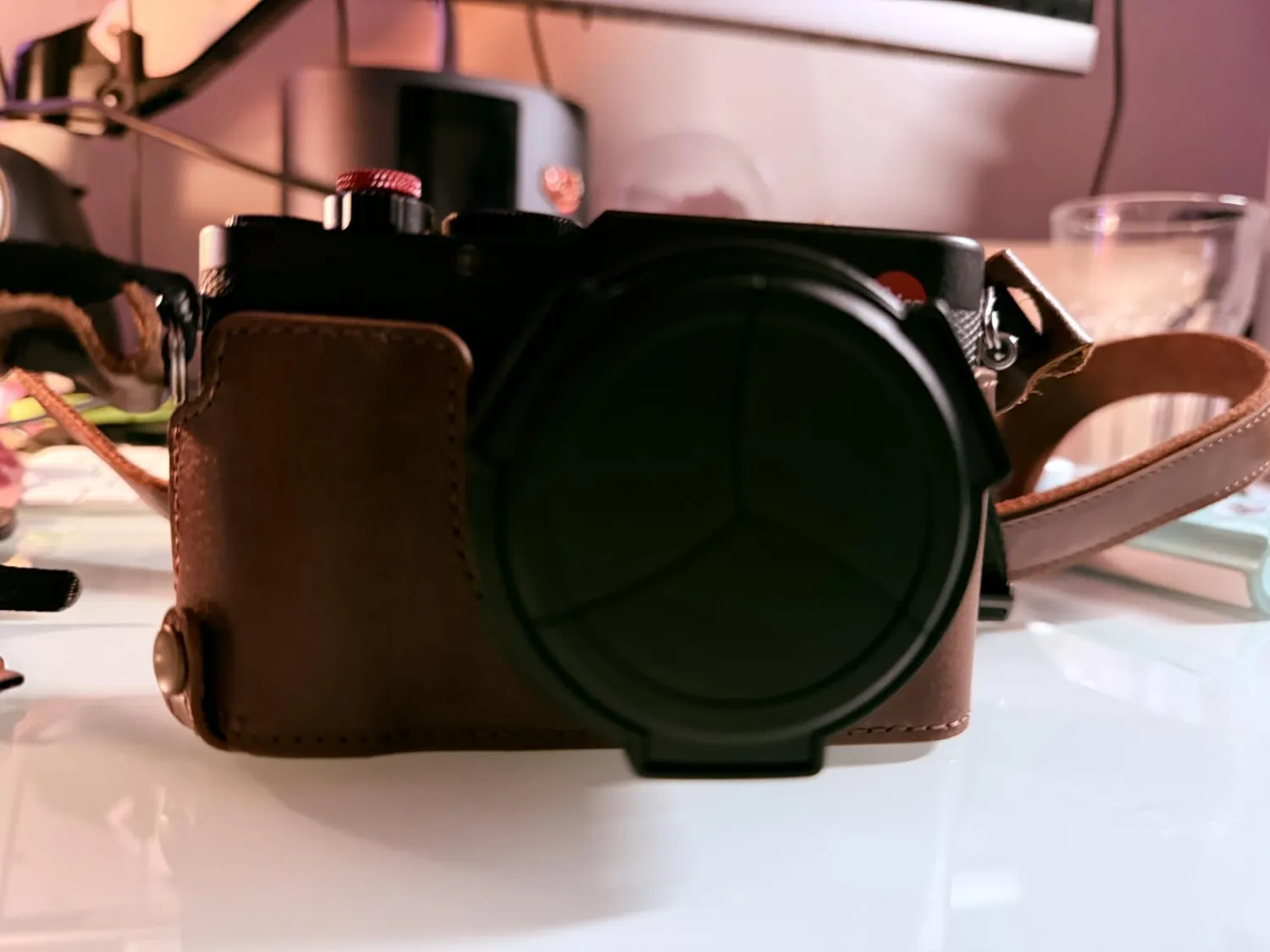 MegaGear Custodia Vera Pelle Leica D-Lux 7 Nera Su Misura
