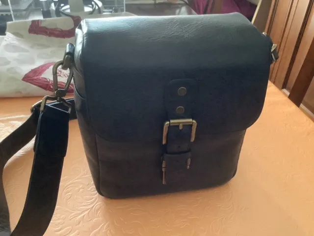 MegaGear Messenger Verticale Borsa Fotocamera Pelle Nera