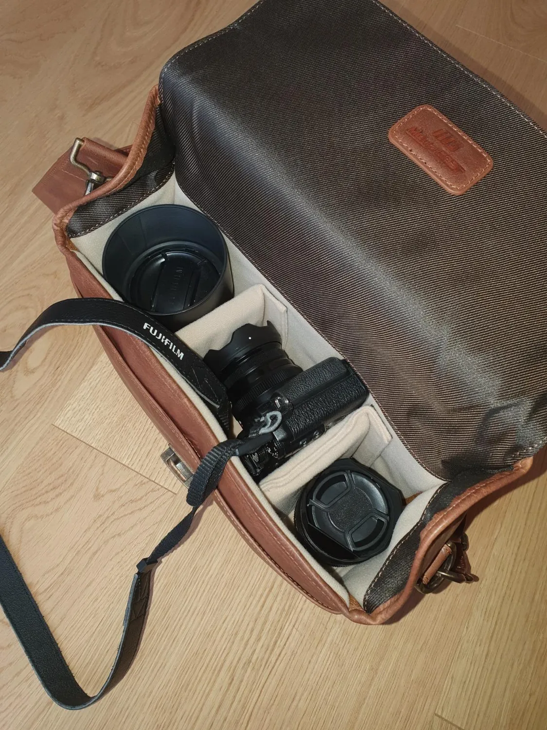 MegaGear Torres Borsa Messenger Pelle Fotocamera Mirrorless Marrone