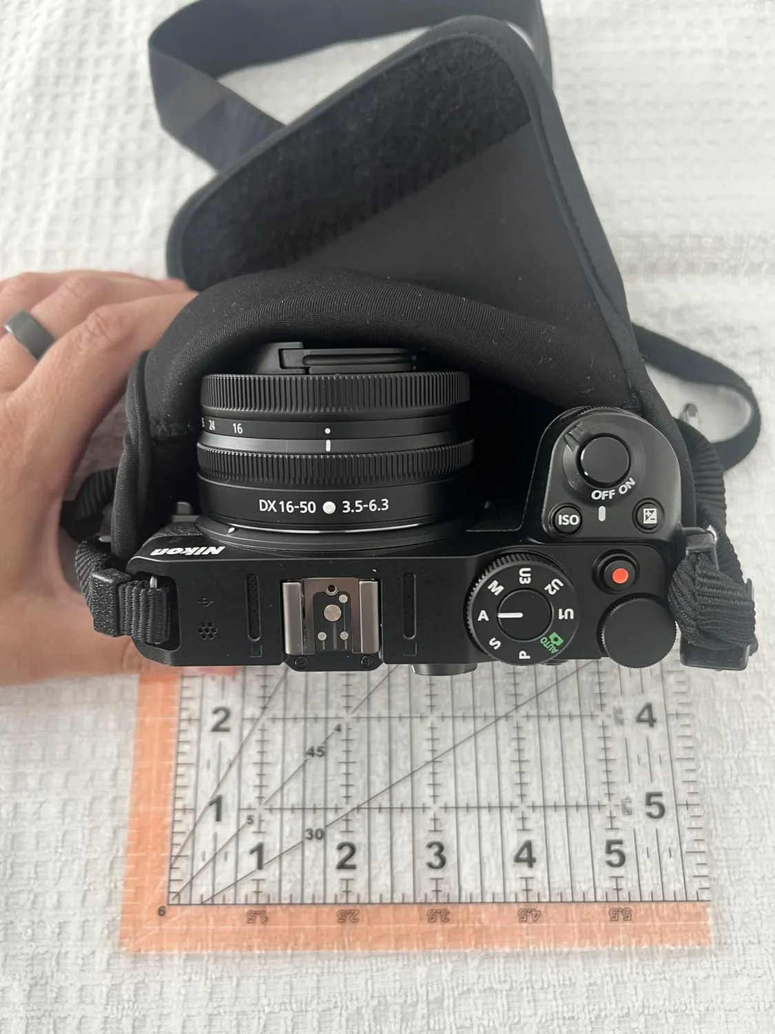 MegaGear Ultra Light Custodia Neoprene Nikon Z30 16-50mm Nera