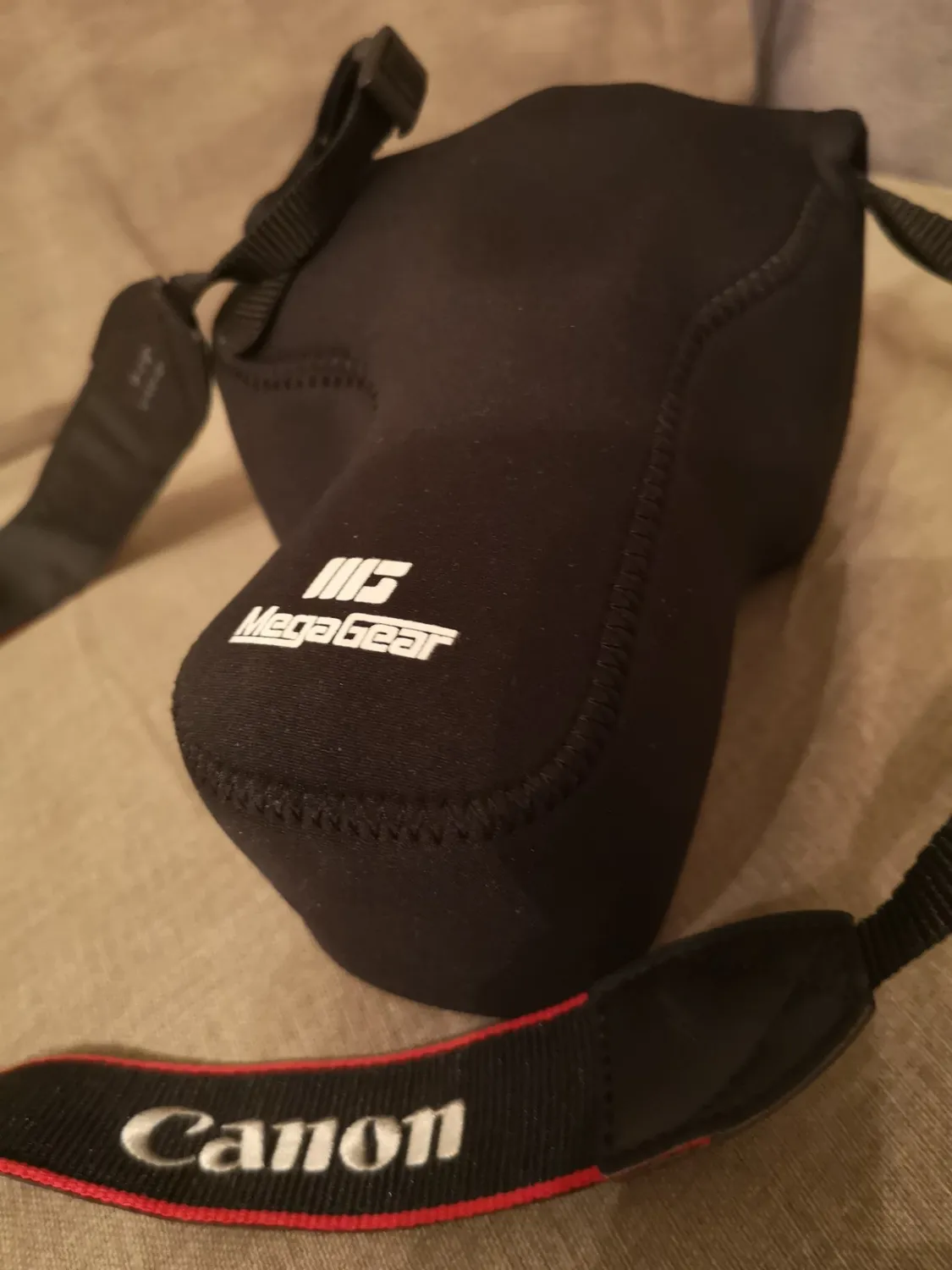 MegaGear MG1057 Custodia Neoprene Canon 200D 100D Nera