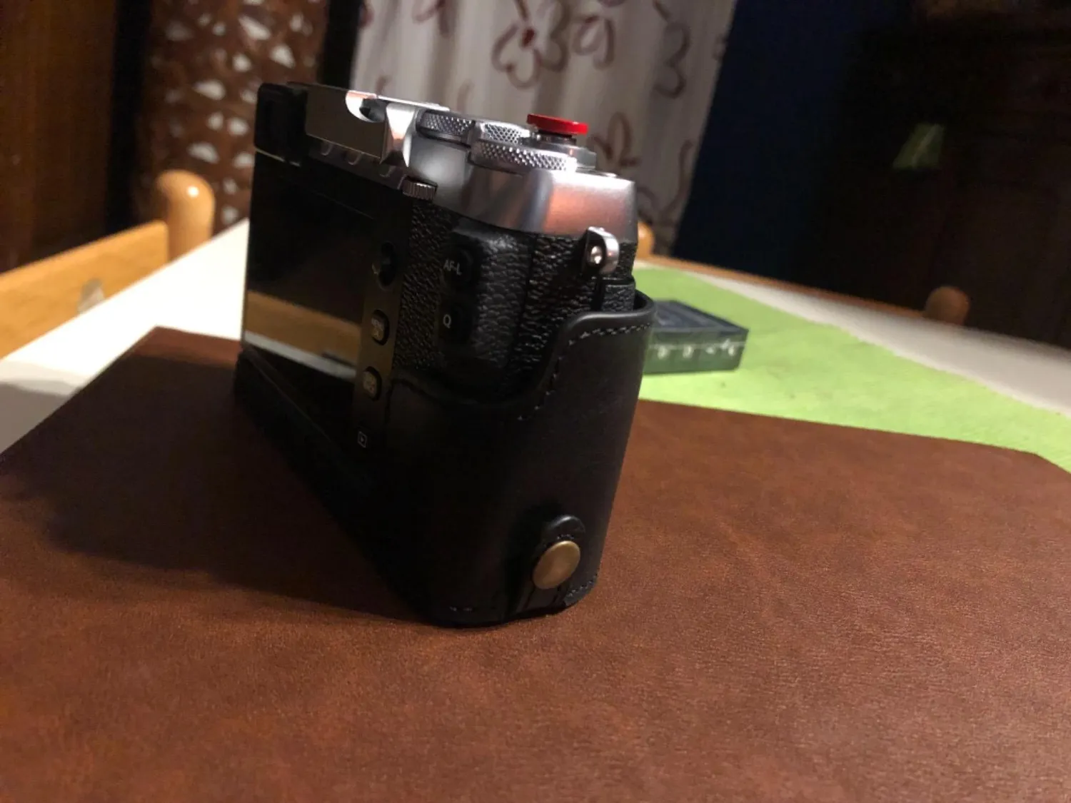 MegaGear MG1342 Custodia Mezza Pelle Fujifilm X-E3 Nera