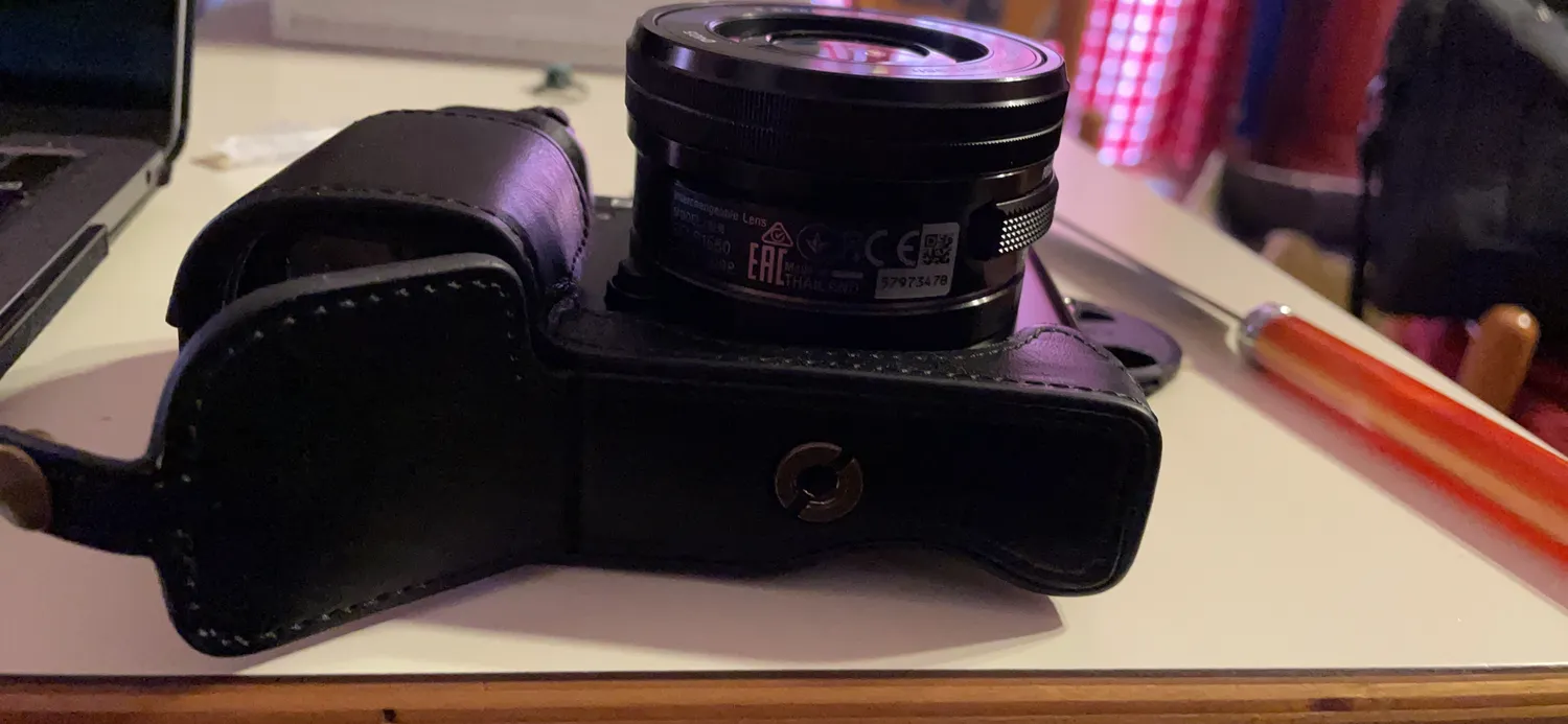 MegaGear MG962 Mezza Custodia Pelle Sony A6000/A6300 Chiaro